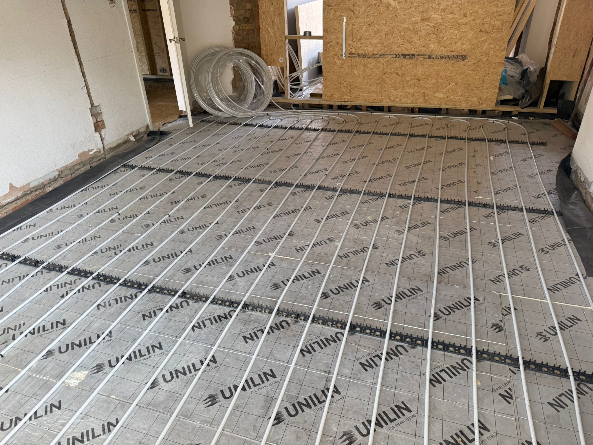 Underfloor heating installation within a floor build-up